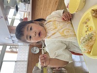 大きな口を開けて食べる子ども