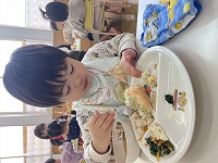 お寿司を食べようとする子ども