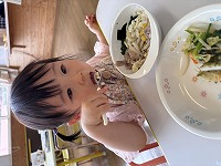 食事をしている子ども