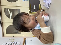 ゼリーを食べる子ども