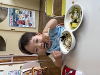 食事をしている子ども