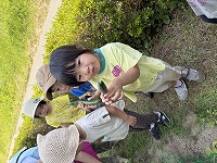 きゅうりを収穫した女の子