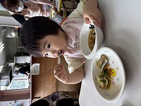 食事をしている子ども