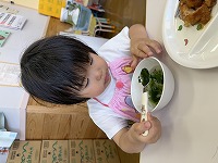 スープを食べている女の子