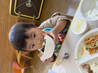 スープを食べている女の子