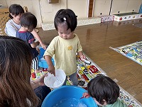 氷で遊ぶ子ども