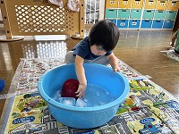 氷で遊ぶ子ども