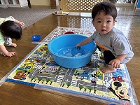 氷で遊ぶ子ども