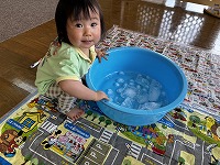 氷で遊ぶ子ども