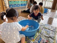 氷で遊ぶ子ども