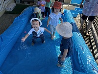 プールで遊ぶ子どもたち