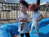 プールで遊ぶ子どもたち