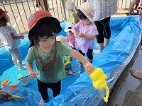 プールで遊ぶ子どもたち