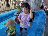 プールで遊ぶ子どもたち