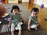 お揃いの服を着ている2人の子ども