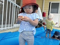 プールで遊ぶ子ども