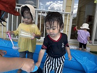 プールで遊ぶ子どもたち