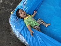 プールで遊ぶ子ども
