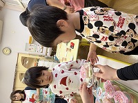 おやつを選んでいる子ども