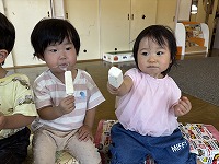 子どもが2人、アイスクリームを食べている