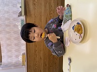 おやつを食べている子ども
