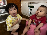 赤ちゃんと遊ぶ女の子