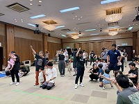 エイエイオー!とかけ声をしている参加者