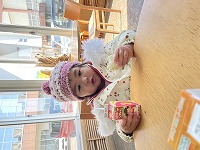 おやつを食べている