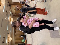 からだダンダンを踊っている親子