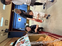 遊びのコーナーで楽しんでいる親子