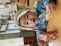 おやつを食べている