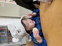 おやつを食べている