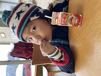 おやつを食べている