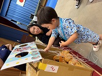 遊びのコーナーで楽しんでいる親子