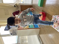 おやつを食べている