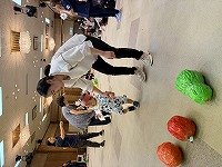 親子ゲームを楽しんでいる親子