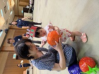 親子ゲームを楽しんでいる親子