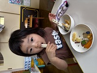 アイスを食べている子ども