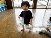 カメラ目線でポーズ