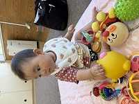おもちゃで遊ぶ赤ちゃん