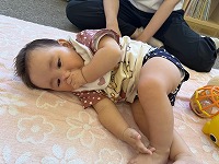 寝返りをしようとする赤ちゃん