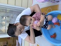水風船をなめる赤ちゃん