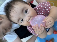 水風船をなめる赤ちゃん