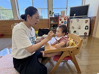 離乳食を食べる赤ちゃん