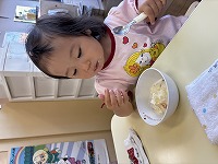 おやつを食べている子ども