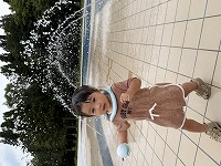 噴水の周りを走る女の子
