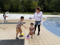 お母さんとお兄さんと遊ぶ女の子