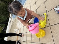 水を注ぐ女の子