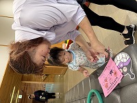 室内でアンパンマンのキャラクター探しゲームを楽しむ女の子