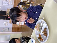 いただきますの挨拶をする子ども